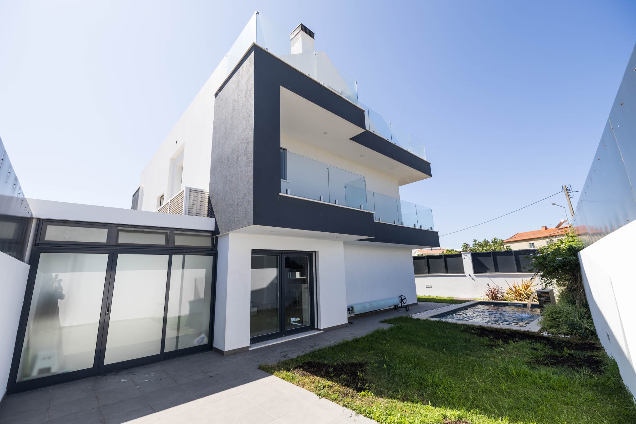 Moradia T5+1 em Abóboda Arquitetura Moderna e Amplas Áreas